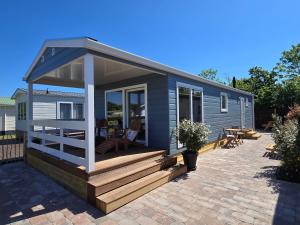 佩滕The Captain's Cabin的带门廊和露台的小房子