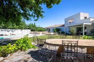 ein Tisch und Stühle vor einem Haus in der Unterkunft Villa Bella Vista - Calme, Spacieuse et Standing in Grabels