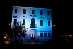 un edificio con una luz azul por la noche en Park Hotel Villa Giustinian, en Mirano
