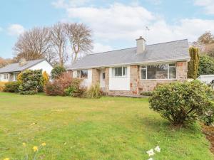 a brick house with a yard in front of it at 3 Glyn Y Mor in Pwllheli