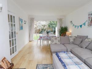 a living room with a couch and a table at 3 Glyn Y Mor in Pwllheli