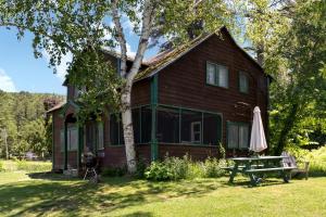 Aed väljaspool majutusasutust Tranquil Cabin on a Lake with Private Porch near Lebanon, New Hampshire