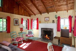 Khu vực ghế ngồi tại Romantic Couples' Cabin Retreat with Fireplace near White Mountain Forest +2 ảnh