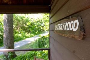 Chứng chỉ, giải thưởng, bảng hiệu hoặc các tài liệu khác trưng bày tại Romantic Couples' Cabin Retreat with Fireplace near White Mountain Forest