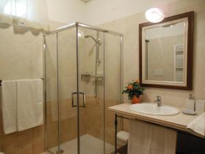 A bathroom at Al Pic de Corone