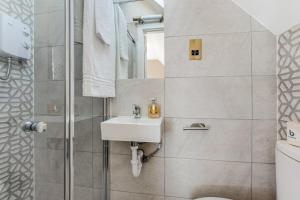 Ένα μπάνιο στο Modern Studio in Excellent Location 8
