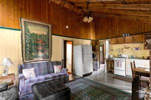 Η κουζίνα ή μικρή κουζίνα στο Rustic Cabin in the Woods with Fireplace Ideal for Families near Hanover, New Hampshire