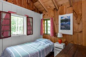 Ένα ή περισσότερα κρεβάτια σε δωμάτιο στο Rustic Cabin in the Woods with Fireplace Ideal for Families near Hanover, New Hampshire