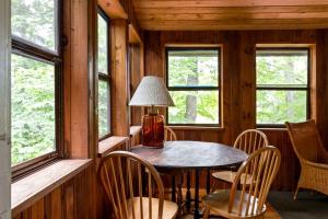 Χώρος καθιστικού στο Rustic Cabin in the Woods with Fireplace Ideal for Families near Hanover, New Hampshire