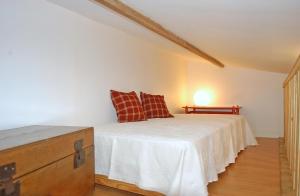 Un dormitorio con una cama con almohadas rojas. en Gite Domaine de la Mésange, en Le Mesnil-Durand