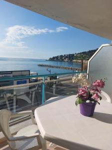 a balcony with a table and a view of the ocean at Atelier Sonia in Roquebrune-Cap-Martin