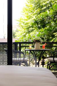 Rõdu või terrass majutusasutuses Lotusama Central Hanoi Hotel