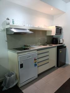Kuchyň nebo kuchyňský kout v ubytování Mantra Pandanas Apartment- King Bed & Kitchen + 3 fotografie