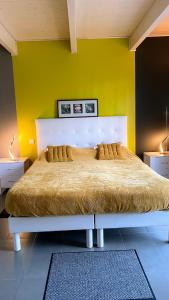 Postel nebo postele na pokoji v ubytování Chambre MELUSINE