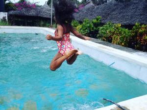 マリンディにあるTravellers Inn Resort Malindiの小娘