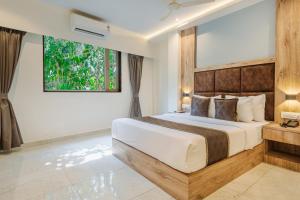 ムンバイにあるHotel Silver Parkのベッドルーム(大型ベッド1台、窓付)