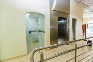 łazienka z toaletą w budynku w obiekcie Albergue Arribada w mieście Muxia