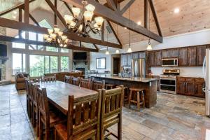 Kuchyň nebo kuchyňský kout v ubytování Charming Cabin with Pool Table and Swimming Pool in Branson, Missouri