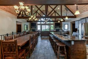 Restaurace v ubytování Charming Cabin with Pool Table and Swimming Pool in Branson, Missouri