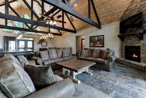 Posezení v ubytování Charming Cabin with Pool Table and Swimming Pool in Branson, Missouri