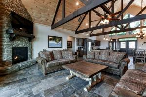 Posezení v ubytování Charming Cabin with Pool Table and Swimming Pool in Branson, Missouri