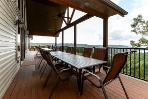 Balkón nebo terasa v ubytování Charming Cabin with Pool Table and Swimming Pool in Branson, Missouri