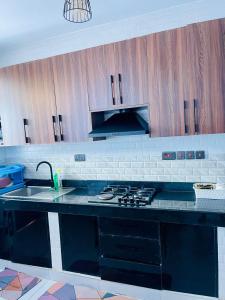 Η κουζίνα ή μικρή κουζίνα στο Tausi Luxury Apartments,Nyali +12 φωτογραφίες