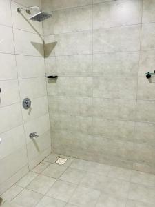 Ένα μπάνιο στο Tausi Luxury Apartments,Nyali