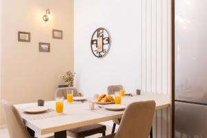 une salle à manger blanche avec une table et des chaises dans l'établissement Casa Thalia, Kanoni, Corfu, à Kanoni