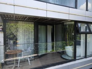 a balcony of a building with a table and chairs at Vita Resort Golf Bastos in Yaoundé