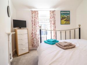 ドルゲラウにある6 Smithfield Laneのベッドとテレビと窓のある寝室