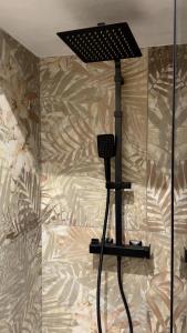 Un micrófono en un soporte frente a una pared en My Life, en Palermo 12 fotos más
