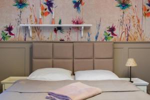 a bedroom with a bed with a flower wallpaper at Rybakówka Marina Restaurant in Sokole-Kuźnica