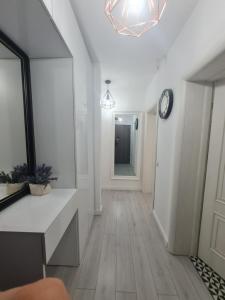 Un pasillo con un reloj en la pared. en Glamour, en Oradea 3 fotos más