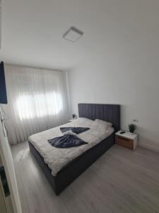 Un dormitorio con una cama con un vestido encima. en Glamour, en Oradea