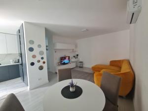una sala de estar con una mesa y un sofá en Glamour, en Oradea