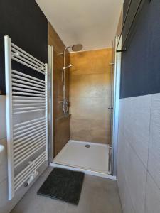 Bilik mandi di Gästewohnung im GerApfeLand +22 gambar