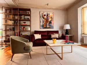 a living room with a couch and a coffee table at Habitación en Bilbao-Final EL in Bilbao