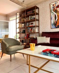 a living room with a couch and a coffee table at Habitación en Bilbao-Final EL in Bilbao