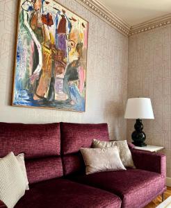 a living room with a purple couch and a painting at Habitación en Bilbao-Final EL in Bilbao