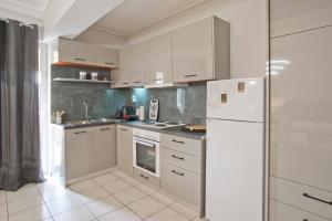 Kuchyň nebo kuchyňský kout v ubytování Ella Suite Piraeus Stylish St, Balcony & Sea View