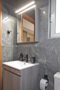 Koupelna v ubytování Ella Suite Piraeus Stylish St, Balcony & Sea View + 16 fotografií
