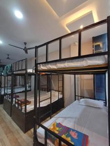 Katil atau katil-katil dalam bilik di Janki Guest House