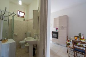 Un baño con un lavabo y un inodoro y un lavabo. en Le Torri Sul Mare, en Otranto 30 fotos más