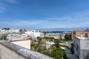 una vista de una ciudad desde un edificio en Le Torri Sul Mare, en Otranto