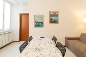 una sala de estar con una mesa y un sofá en Como city Flat with AC and WIFI, en Como 7 fotos más