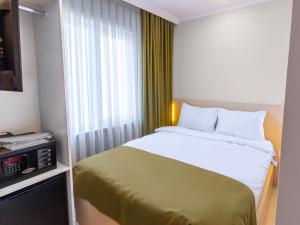 Postel nebo postele na pokoji v ubytování Quinnova Hotel