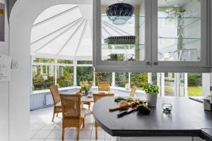 Ruang duduk di Blue Haze - Family accommodation with private beach access