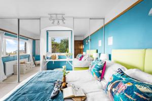 Ruang duduk di Blue Haze - Family accommodation with private beach access