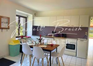 Kuchyň nebo kuchyňský kout v ubytování Maison et Jardin Ar Fardo by Kastell Breizh Conciergerie + 19 fotografií